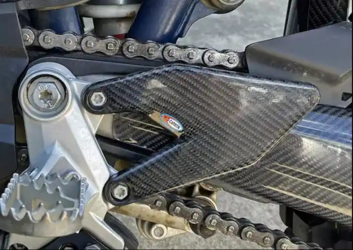 Carbon Fersenschutz Husqvarna 701 19-26 / Husqvarna 701 / GasGas 700 Highlight